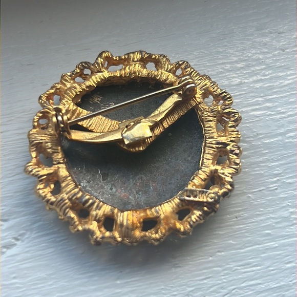 Vintage enamel work floral round shaped brooch signed - Picture 2 of 4